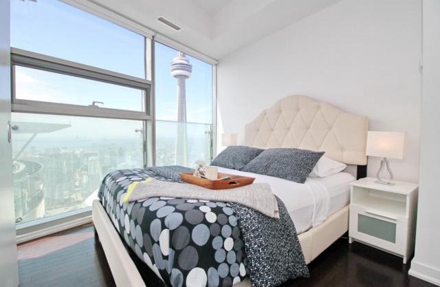 Presidential 2Br plus 1 Condo, Entertainment District - Downtown with CN Tower View, Balcony, Pool & Hot Tub