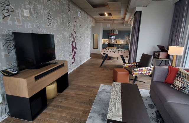 !PRESIDENTIAL SUITE! - YOUR HOME AWAY FROM HOME FOR SXSW