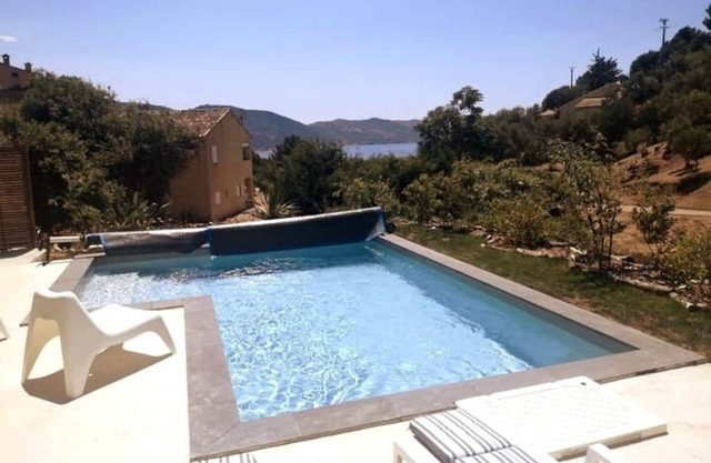 PRESS PAUSE Swimming pool, sea view and beach on foot