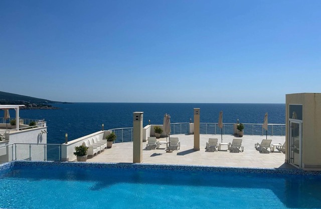 Prestige Apartment - Sea View, Private Beach, Pools & Fitness