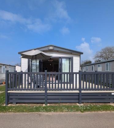 PRESTIGIOUS BEAUTIFUL AND VERY SPACIOUS AMBLESIDE on AWARD WINNING SHOREFIELD COUNTRY PARK Entertainment Passes Included ST