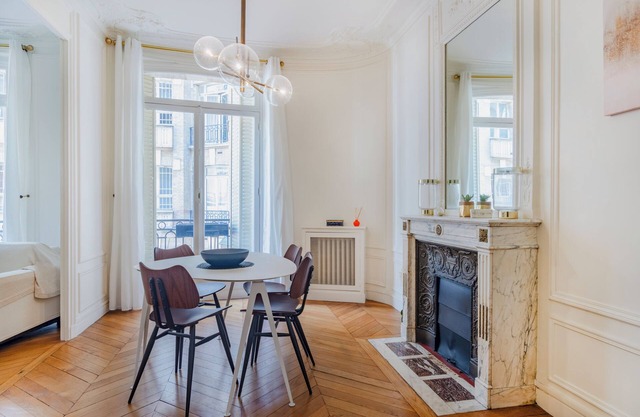 Prestigious Triangle d'Or 2BR Champs-Élysée - Montaigne