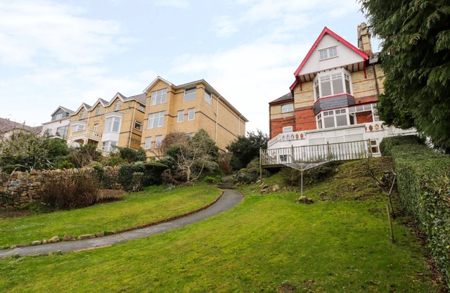PRESWYLFA, pet friendly, character holiday cottage in Caernarfon