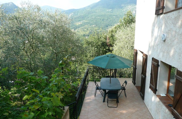 Pretty apartment with terrace and garden