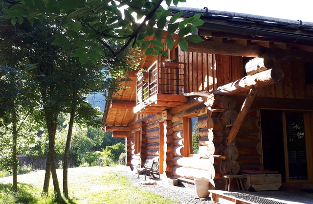 Pretty chalet in a wooded garden