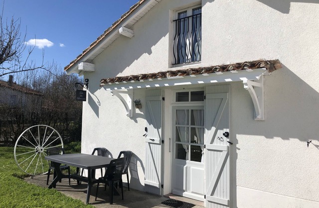 Pretty cosy Cottage sleeps 4 in Oradour Fanais,