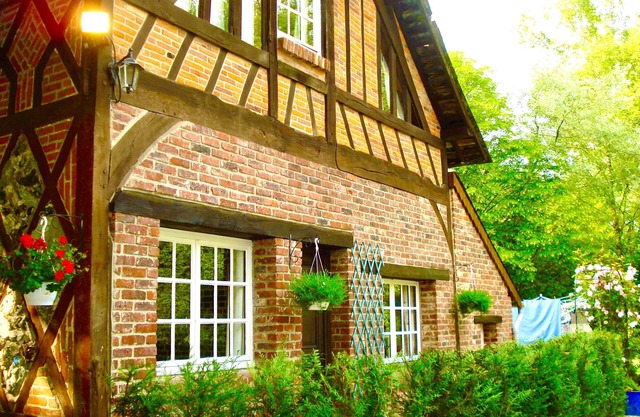 Pretty Cottage in grounds of Chateau with heated pool