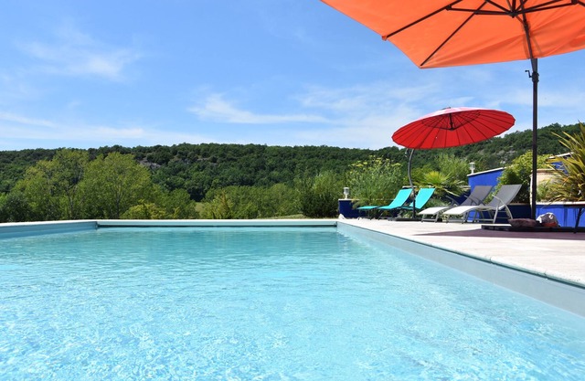 Pretty cottage in the countryside and quiet, with access to gardens and swimming pool.