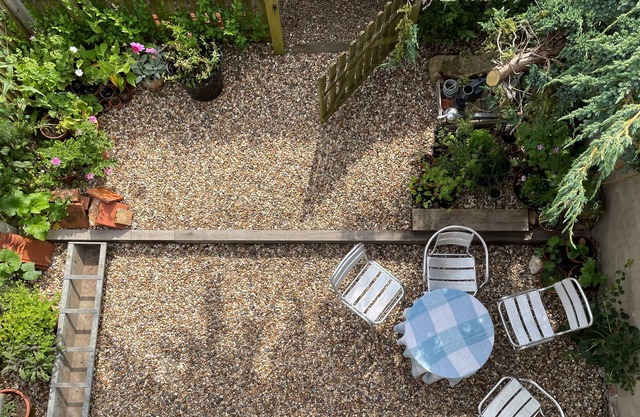 Pretty Cottage, sleeps 4, pet friendly, walk to the pub, enclosed garden