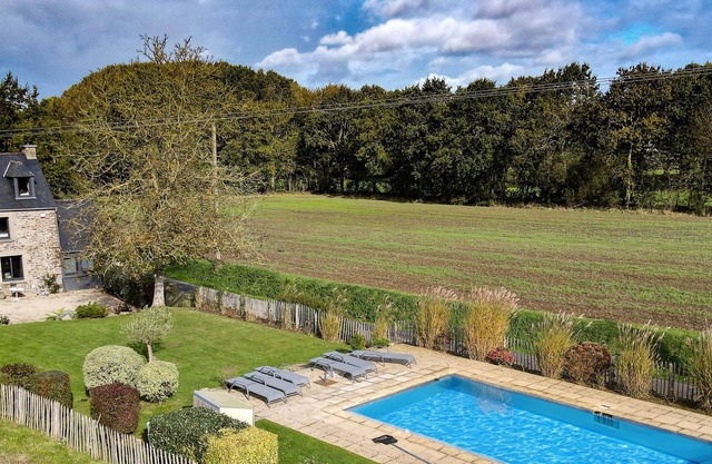 PRETTY COUNTRY HOUSE WITH SWIMMING POOL BETWEEN DINAN AND DINARD - 15 MN FROM THE BEACHES