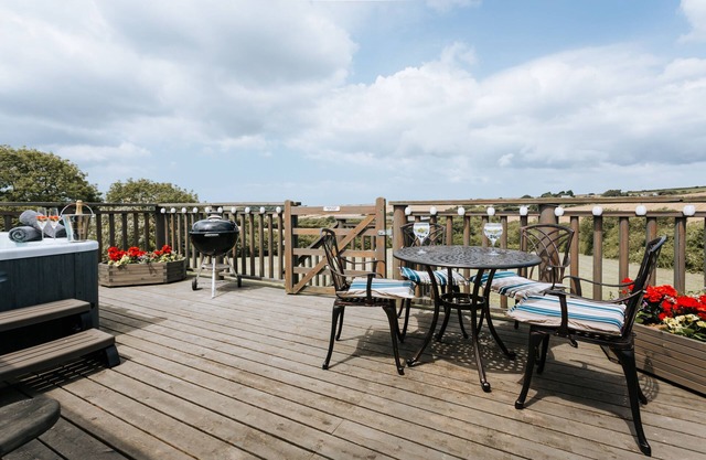Pretty dog-friendly barn w/hot tub & country views