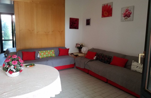 Pretty holiday home by the sea, between the Sheraton hotel and the Baia Verde hotel.