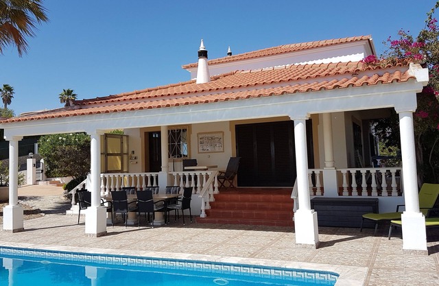 Pretty holiday home with pool and garden for the whole family from 2 to 8 pax