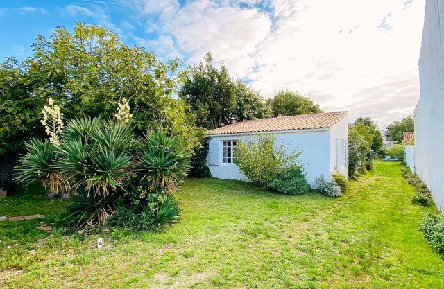 Pretty house in the heart of Loix with parking