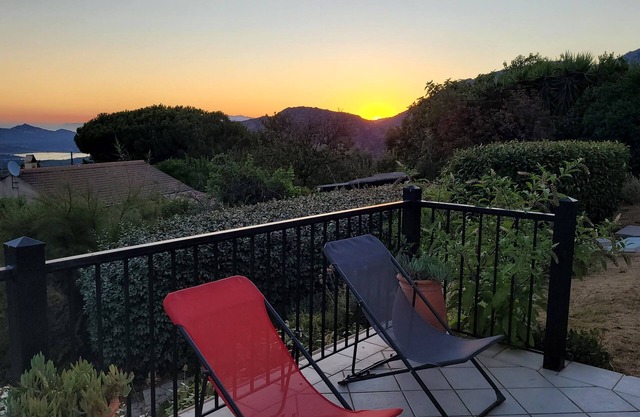 Pretty house with swimming pool between sea and mountains