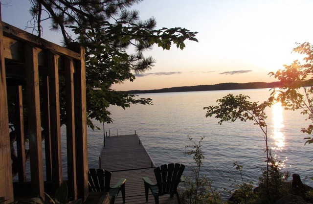 Pretty Muskoka cottage and deck close to lake. Fabulous SW View Sun all day