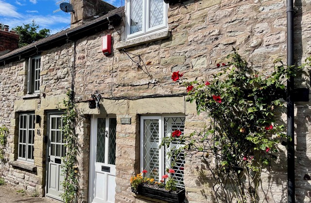 Pretty stone cottage, centre of Hay-on-wye town, private parking & fast wifi