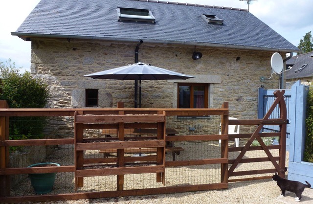 Pretty stone cottage in tranquil countryside in the Monts d'Arree