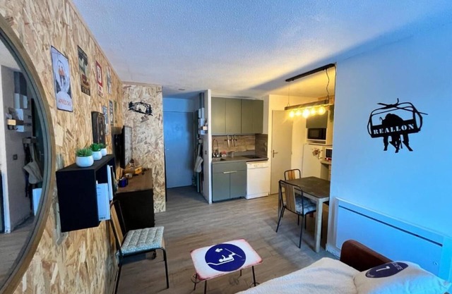 PRETTY T2 AT THE FOOT OF THE SLOPES