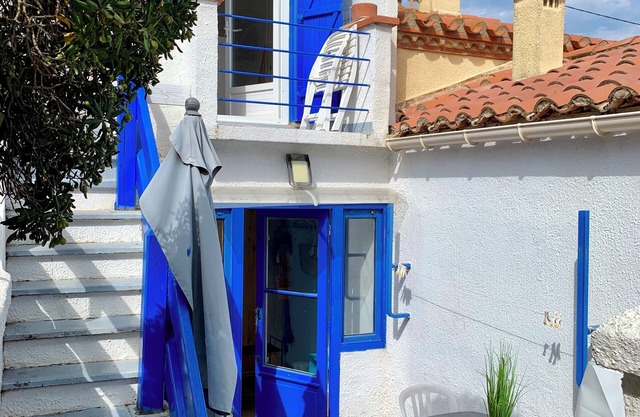 Pretty "TinyHouse" beach cottage with outdoor area and secure parking