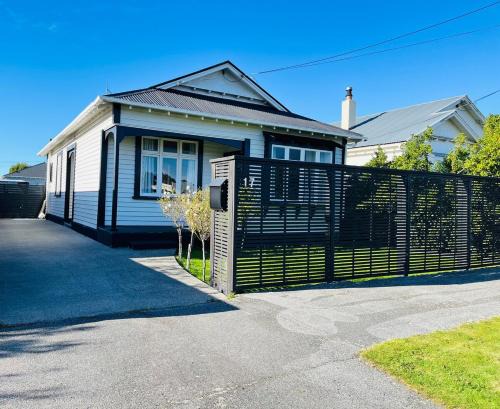 Pretty Villa Close to St Clair Beach private parking