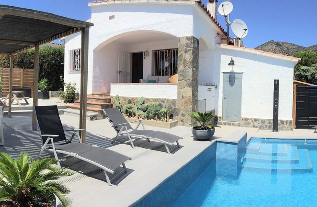 Pretty villa with private pool, close to the sea.