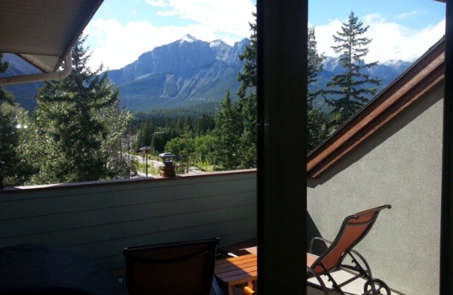Price Drop!Canmore 2 Br Condo/Mtn View! Large Patio! Pool/3 Hot Tubs! Park Pass!