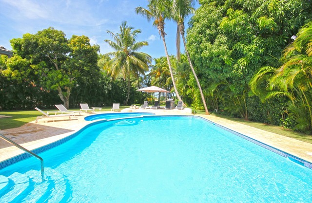Price includes 6BR- Full AC & staff- 3 golf carts- Steps to beach