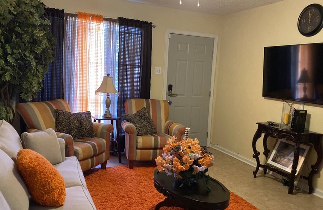 Price is right! Cute! & Cozy! 10 min from downtown Beale Street & Gra￼celand.