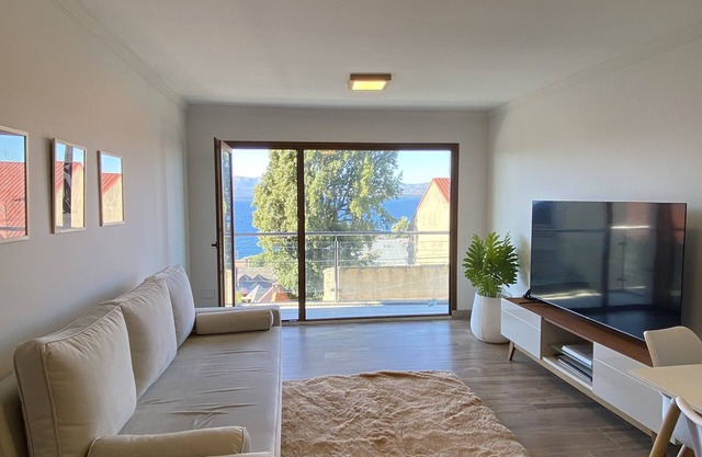 Prime location, amazing lake view. World class Skiing, hiking & exploring. n