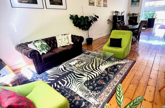 Prime Location | Art, Food & Markets at Your Door | Strong Wi-Fi | Parking | A/C
