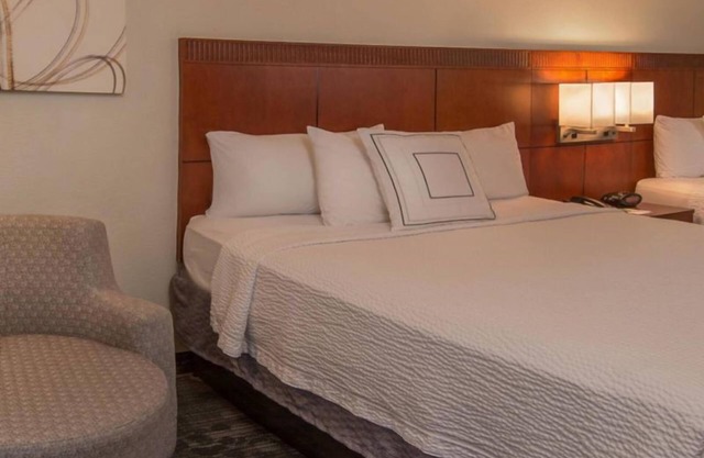Prime Location! Comfortable Accessible Room, Self Parking & Onsite Starbucks!