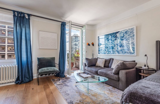 PRIME LOCATION -CONVENTION CENTER + Free Garage PARKING