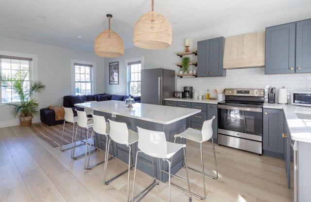 Prime location in town w parking! Walk to beach, shops & harbor-Sleeps 9