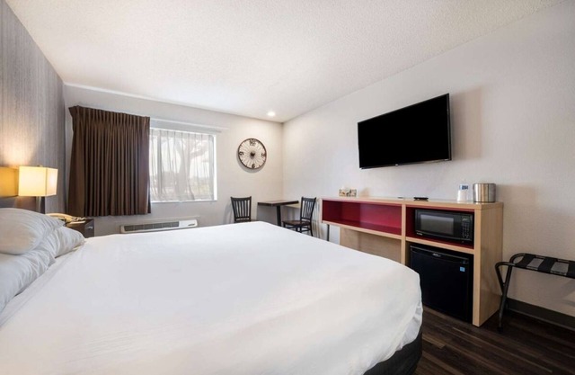 Prime Location! Indoor Pool, Free Breakfast & Parking, Pets Allowed