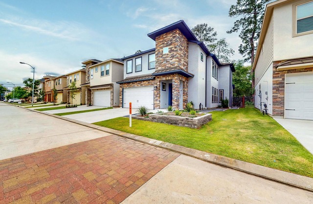 Prime Location - Pool Access - Full Kitchen - W/D