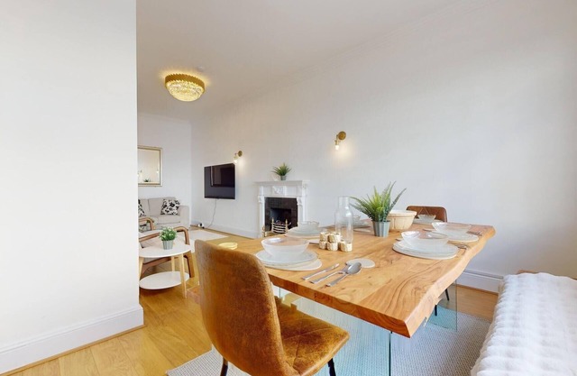 Prime Location: Prince’s Gate Mews! 4BD