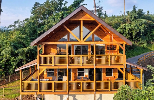 Prime Location! Relaxing 2/2 Luxury Cabin! Views, Fire Pit, Hot Tub & Game Room.