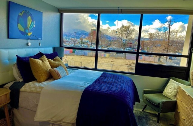 Prime Location Studio Downtown! Top Amenities: Gym, Pool, Hot Tub & More!