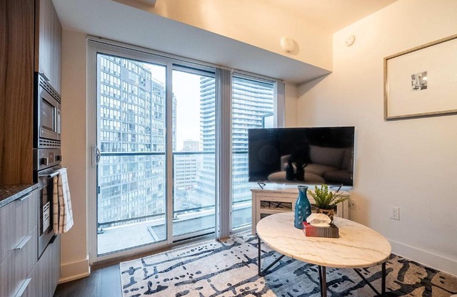 Prime Location Suite, Gym, Pool and Sauna