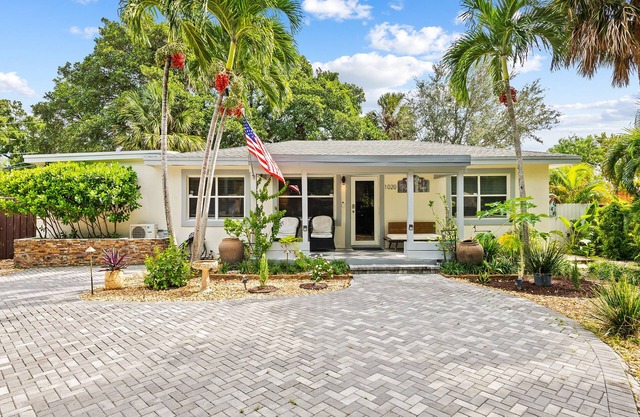 Prime Location Paradise - Beaches, dining and more!