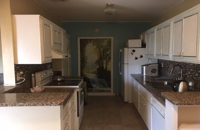 PRIME LOCATION walking distance to VENTURA BLVD where all entertainment is: