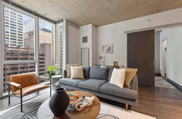 Prime Loop Luxury + City & Train Views
