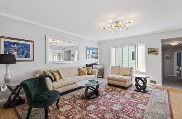Prime Mid Century Flat in the Castro, In Unit Laundry, On Site Parking.