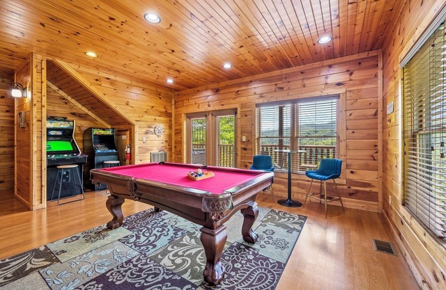 Prime Mtn View|2 Mi to DT Gburg|Hot Tub|2 King Suites|Game Room|5% Mlty Discount
