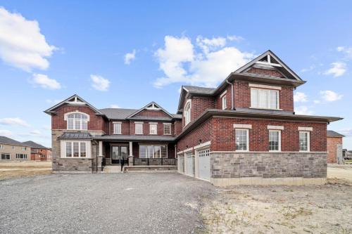 Prime Peterborough - 4BR and Office, Newly Renovated