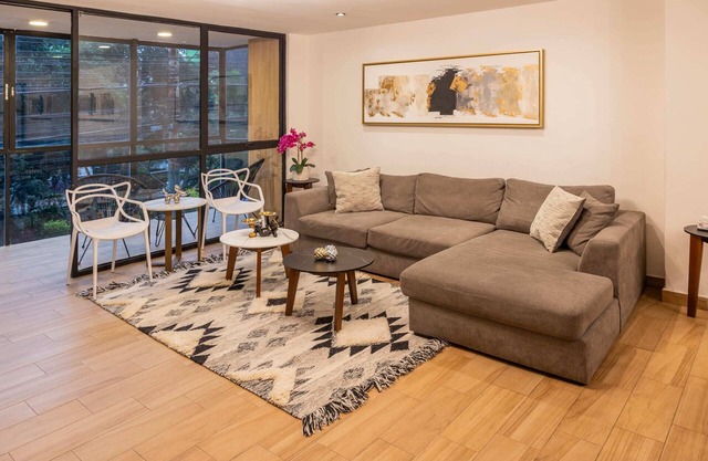 Prime Polanco: WiFi, TVs, Desks, Near Sights