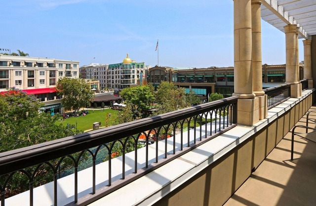 PRIME, top floor with ornate private balcony & direct fountain view!