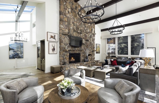 Prime Vail Village stay: walk to lifts, dining, trails & shops from Avanti