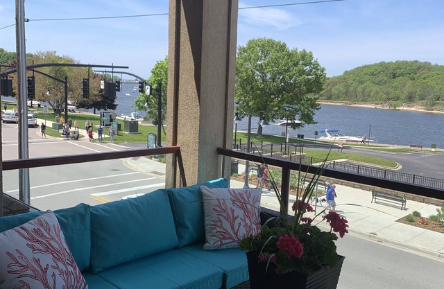 Prime View of Fountain and Channel ~ Great location!